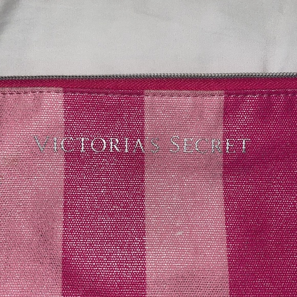 💕Vintage Victoria’s Secret Travel Bag in Signature Stripes - Picture 4 of 4